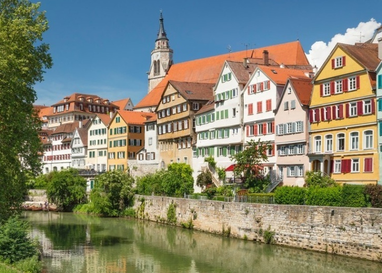 Gamla stan med Stiftskirche-kyrkan som speglar sig i floden Neckar, Tubingen