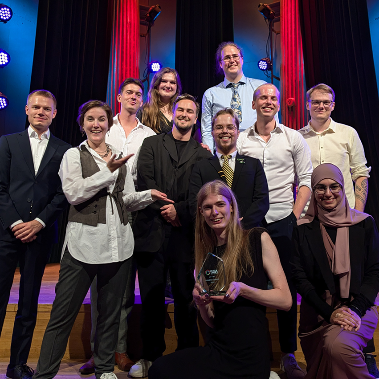 Finally Games, teamet bakom spelet Sonder, tar emot priset på SGA galan. Foto: Andie Larsson.