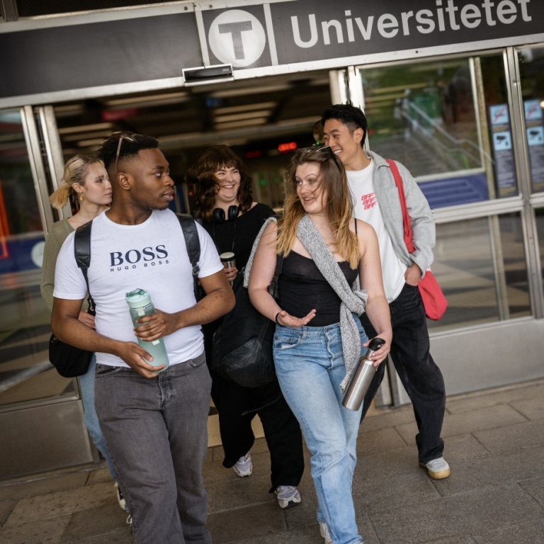 Studenter kommer ut från tunnelbana Universitetet.