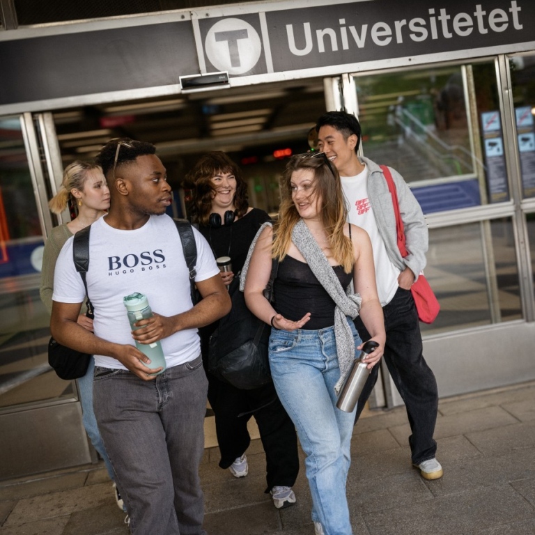 Studenter vid tunnelbanan