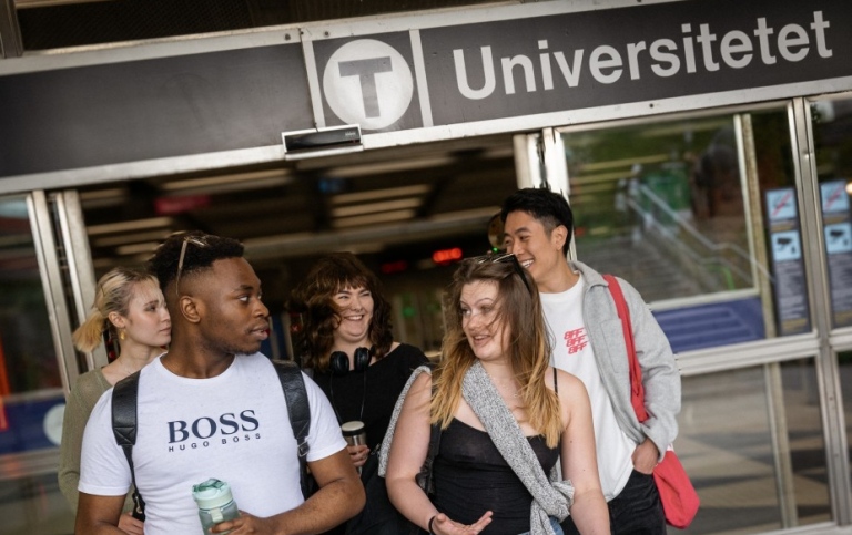 Studenter kommer ut från tunnelbanestation Univiersitetet