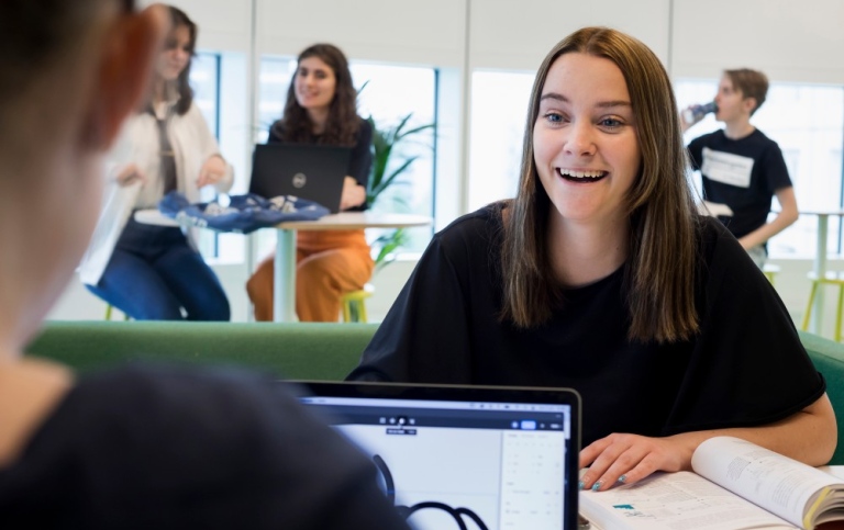 Student distans teckenspråk.