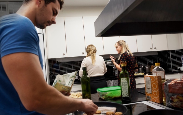 Studentboende, tre personer i kök