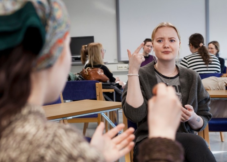 Studenter sitter och tecknar.