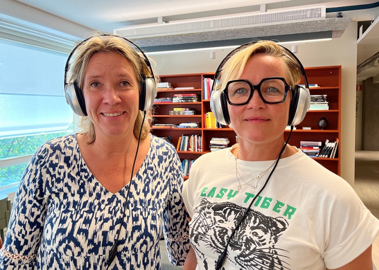 Marie Nelson och Tove Eriksson med hörlurar på sig.