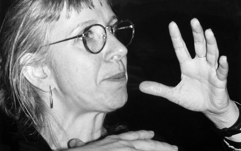 Suzanne Osten 1989. Foto: Jonn Leffmann / Wikimedia Commons Suzanne Osten i närbild, svartvit bild