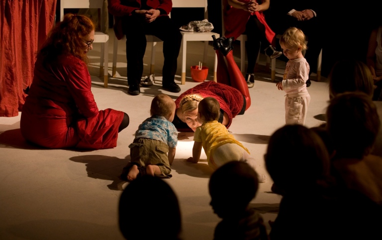 Claire Wikholm och Malin Cederbladh i Babydrama på Unga Klara 2007. Av Ann-Sofie Bárány. Regi Suzanne Osten. Foto; Paulina Simon teateruppsättningen Babydrama