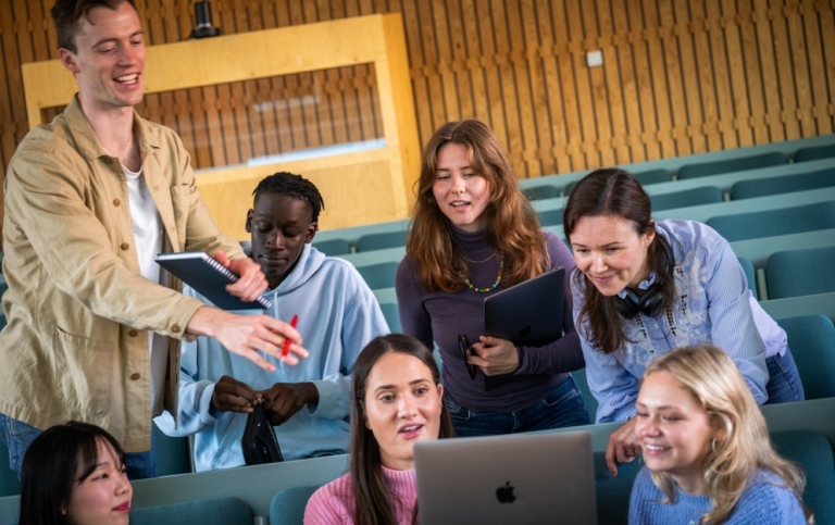Photo: N/A, License: N/A Grupp studenter runt en laptop. Foto: Kristian Pohl