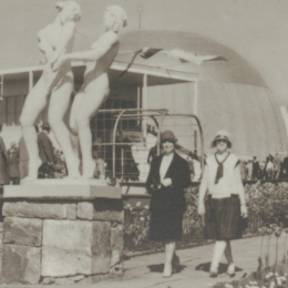 Alnarpsträdgården vid Stockholmsutställningen 1930, okänd fotograf. Public Domain från Tekniska museet   Svartvitt foto på två kvinnor som promenerar i park.