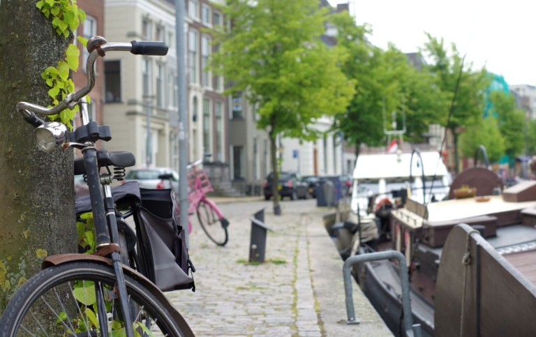 Foto: hansenn/Mostphotos Cyklar vid en kanal.