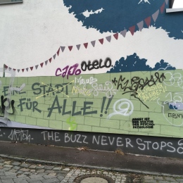 ”En stad för alla!!”, Berlin 2020. Foto: Hanna Henryson. Vägg med klotter, en med texten