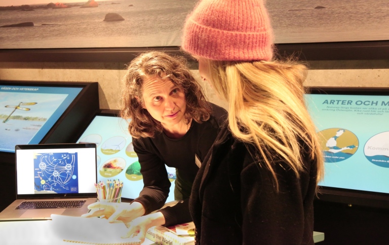 Även konstnärliga yrken var representerade på mässan. Här vetenskapsillustratören Elsa Wikander som arbetar vid kommunikationsbyrån Azote. Foto: Michaela Lundell Illustratör och student