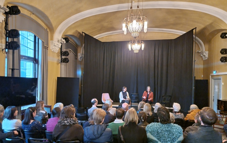 Samtal om pjäsen Hinkemann på Dramaten, med Emma Meyer Dunér (till höger) och Hanna Henryson på scen. Foto: Anna Vetter. Samtal på Dramaten, med Hanna Henryson och Emma Meyer Dunér på scen.