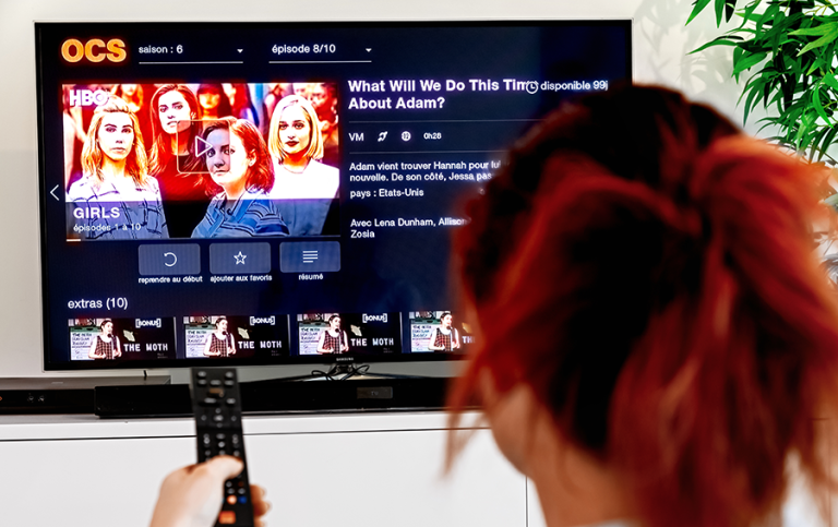 Foto: Pixinoo / Mostphotos Kvinna tittar på TV.