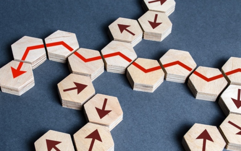 Photo on cover: Andrii Yalanskyi, MostPhotos. COver dissertation wooden game pieces with red and brown arrows.