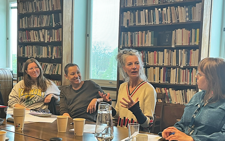 Felicia Ohly, Astrid Assefa och Caroline Romare ingår i rådet. Till höger Julia Stina Skoglund, doktorand i teatervetenskap vid Institutionen för kultur och estetik. Fyra kvinnor sitter vid bord och pratar.