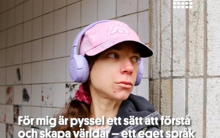 Anna Nygren med citat från artikel i Riksteaterns pressmeddelande. Foto: Louise Halvardsson. Anna Nygren med citat från artikel i Riksteaterns pressmeddelande.