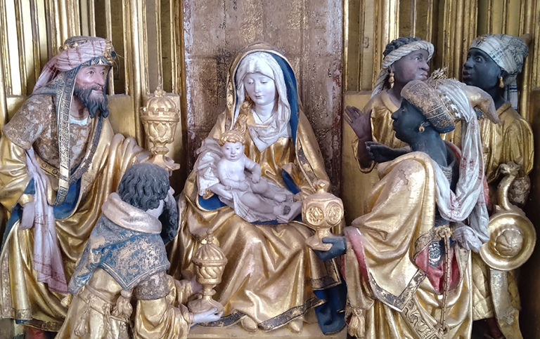Jan Borman, Konungarnas tillbedjan (detalj), Skepptuna altarskåp, ca. 1515-1520, Skepptuna kyrka, Uppland. Skulpturer som föreställer Maria och Jesusbarnet omgivna av de vise männen.
