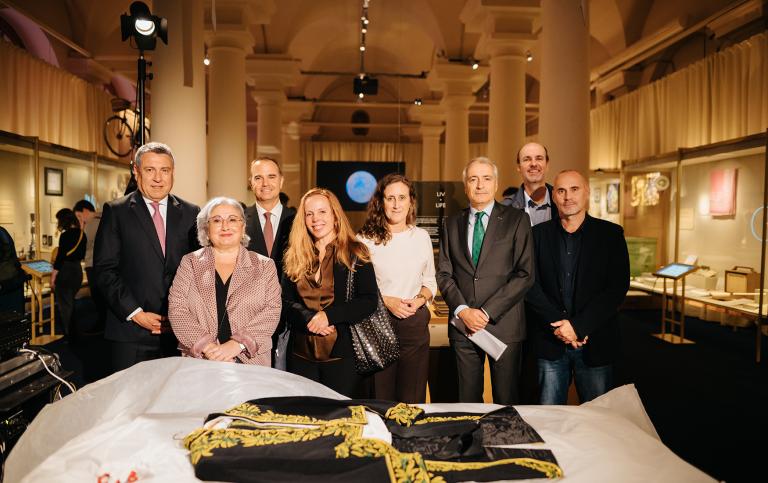 Object Donation Vargas Llosa 202 © Nobel Prize Outreach. Foto: Clément Morin
På bilden från vänster till höger:
Miguel Ángel Samanez Bendezú (Perus ambassadör i Sverige)
María Bernal (Professor i spanska och studierektor för spanska, SU)
Raúl Tola (Direktör för Cátedra Vargas Llosa)
Fanny Forsberg Lundell (Prefekt vid för Romanska och klassiska Institutionen, SU)
Hanna Stjärne (Verkställande direktör för Nobelstiftelsen)
Luis Cuesta Civís (Spaniens ambassadör i Sverige)
Juan Carlos Cruz Suárez (Docent i spanska, Lit-Future-projektet, SU)
Christophe Premat (Professor i franska, SU) Object Donation Vargas Llosa 2025© Nobel Prize Outreach_Foto_Clément Morin.png