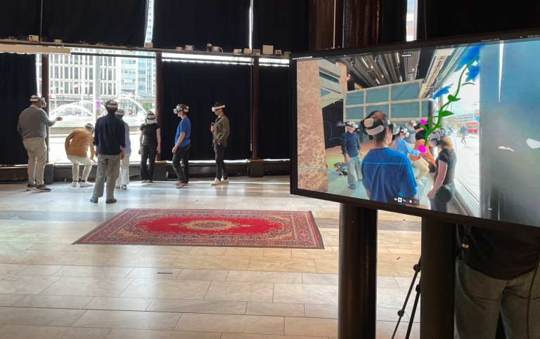 Deltagare och dansare testade tekniken under en demo i juni 2025. Foto: Åse Karlén. Deltagare i en testföreställning med MR-headset och ny teknik på Kulturhuset Stadsteatern.